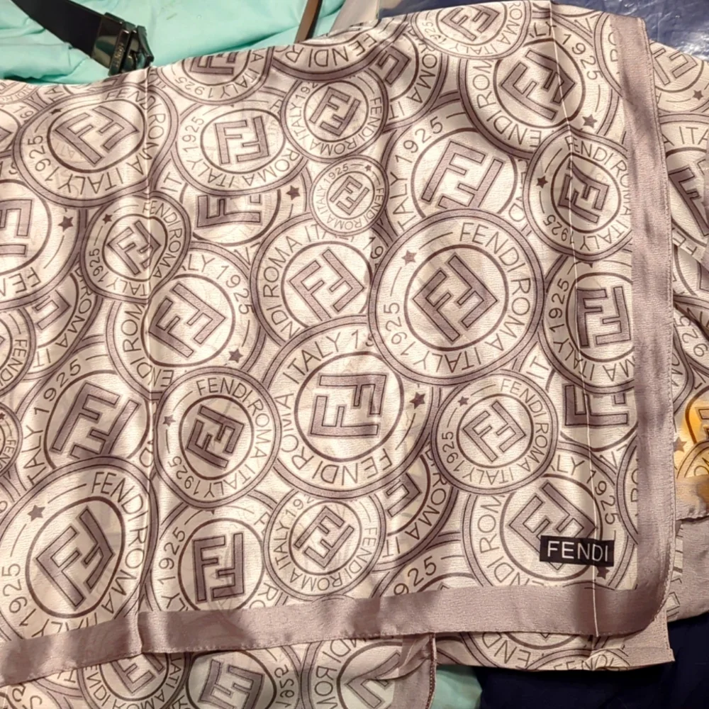 Authentic Fendi scarf - Picture 5 of 5